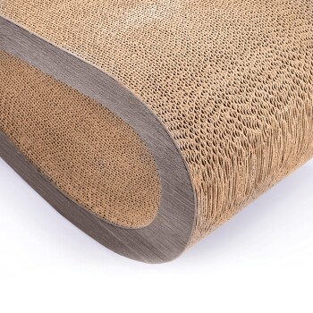 Gekrümmte Katzenkratzmatte mit einer strukturierten Oberfläche, die ein Design aus Naturfasern und einen glatten grauen Rand aufweist.