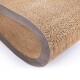 Gekrümmte Katzenkratzmatte mit einer strukturierten Oberfläche, die ein Design aus Naturfasern und einen glatten grauen Rand aufweist.