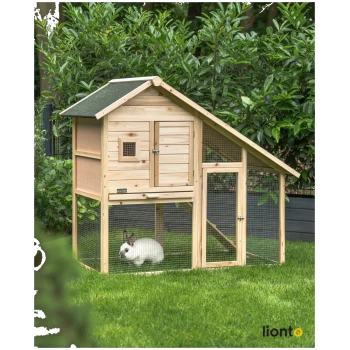 Ein Holzkaninchenstall mit einem schrägen Dach, mit einer kleinen Tür und einem Drahtgeflecht, steht auf grünem Gras. Ein weißes Kaninchen ist darin.