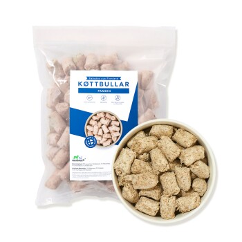 Eine klare Tüte mit rechteckigen Haustierleckereien, beschriftet mit "KÖTTBULLAR PANSEN" in Blau und Weiß, neben einer Schüssel mit ähnlichen Leckereien.