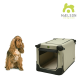 Ein brauner Cocker Spaniel sitzt neben einer beigen Haustierbox mit schwarzem Rand, die eine obere Öffnung und eine Vordertür hat, beschriftet mit "MÆLSON."