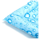 Blaues Haustierbett mit einem Wassertropfenmuster, das weiche, gepolsterte Abschnitte für Komfort bietet.