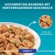 Hochwertige Hundenahrung mit Huhn und grünen Bohnen, speziell für Senioren 7+, auf einem weißen Teller.