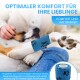 Eine Person hält die Pfote eines Hundes in einem blauen Verband mit Pfotenabdrücken, was Komfort und Qualität für Haustierverletzungen betont.