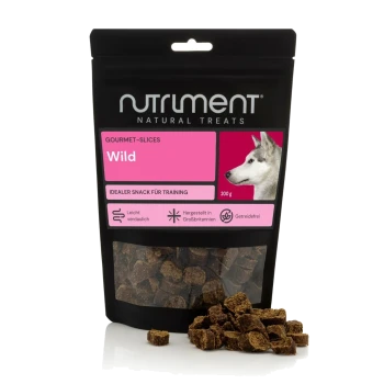 Schwarze Nutriment Natural Treats-Tüte mit Aufschrift 'Wild Gourmet-Slices' 200 g, mit Husky-Bild und sichtbaren braunen, würfelförmigen Hundeleckerlis.