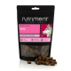 Schwarze Nutriment Natural Treats-Tüte mit Aufschrift 'Wild Gourmet-Slices' 200 g, mit Husky-Bild und sichtbaren braunen, würfelförmigen Hundeleckerlis.