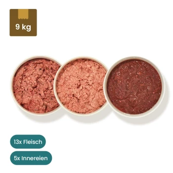 Rohe Haustierfutterpakete beschriftet mit "Rindernpansen grün," "Rind-Komplett Extra," und "Geflügelfleisch-Mix," mit Schalen von 13 Rind und 5 Geflügel.