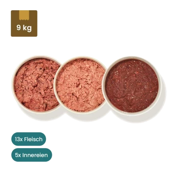 Rohe Haustierfutterpakete beschriftet mit "Rindernpansen grün," "Rind-Komplett Extra," und "Geflügelfleisch-Mix," mit Schalen von 13 Rind und 5 Geflügel.