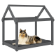 Ein Collie-Hund entspannt sich auf einem dunkelgrauen Holz-Hundebett mit schrägem Dach und einem weichen schwarzen Kissen innen.
