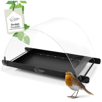 Ein schwarzer Vogelfutterspender mit einer klaren Kuppelabdeckung, begleitet von einem kleinen Rotkehlchen und einem Etikett mit der Aufschrift 'wildlife home Design Produkt'.