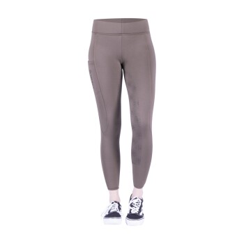 Ein Paar enganliegende, olivgrüne Leggings mit hohem Bund und Seitentasche, getragen mit schwarz-weißen Sneakers.