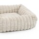 Beiges, plüschiges rechteckiges Haustierbett mit gerippter Textur, weich und gemütlich, auf weißem Hintergrund.