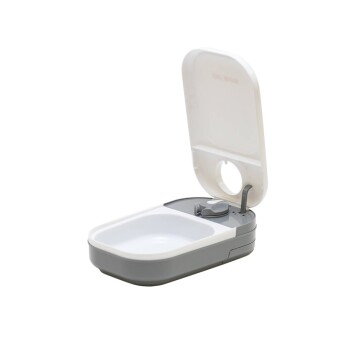 Ein grauer und weißer Haustierfutterbehälter mit offenem Deckel, mit einem dualen Fächersystem und einem rotierenden Spendermechanismus.