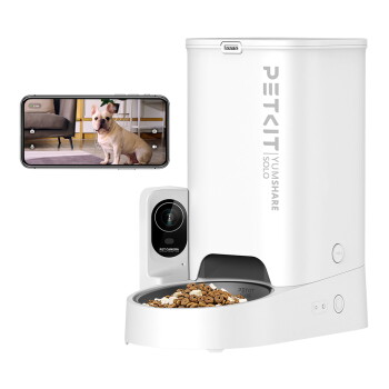 Weißer PETKIT-Automatenfutterspender mit Kamera, beschriftet mit 'PET CAMERA', Futterschale mit Trockenfutter und ein Smartphone, das einen Live-Feed einer Französischen Bulldogge zeigt.