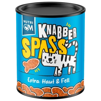Blaue Dose Katzenleckerlis mit der Aufschrift „KNABBER SPASS“, cartoonartige gestreifte Katze, fischförmige Kroketten, NUTRI QM-Logo und „Extra: Haut & Fell“.