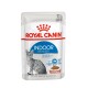 Royal Canin Indoor Sterilised Katzenfutterbeutel, 85g, mit einer grauen getigerten Katze, die die Verdauungsgesundheit für sterilisierten Katzen fördert.