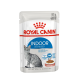 Royal Canin Indoor Sterilised Katzenfutterbeutel, 85g, mit einer grauen getigerten Katze, die die Verdauungsgesundheit für sterilisierten Katzen fördert.