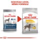 Comparaison de l'emballage de nourriture pour chiens Royal Canin Dermacomfort, montrant un grand chien et le texte "Nouveau look, même formule" concernant les allergènes réduits.