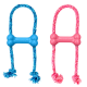 Blaue und rosa KONG-Seilknochen-Hundespielzeuge: gummierter Knochenkern mit Prägung 'KONG', geflochtene Seile und geknotete Enden.