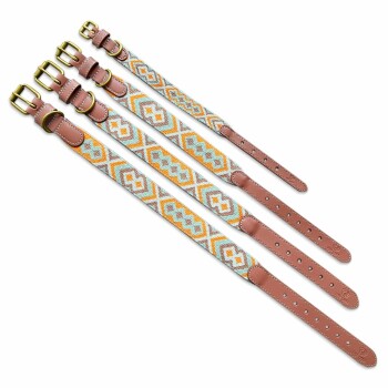 Bunte gewebte Hundehalsbänder mit geometrischen Mustern in Orange, Teal und Creme, mit braunen Lederenden und goldenen Schnallen.