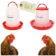 Set aus zwei rot-weißen GarPet-Geflügeltränken/-futterspendern mit Anhänger 'SET', über zwei braunen Hühnern abgebildet.