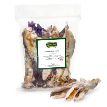 Kaninchenohren mit Fell 500 g Eine durchsichtige Plastiktüte mit Kaninchenohren mit Fell, beschriftet 'Kaninchenohren mit Fell' von Masterfeed, geeignet für Hunde.