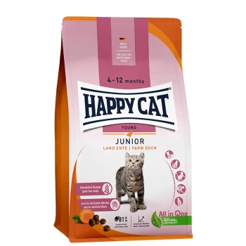Happy Cat Junior Trockenfutterbeutel für Katzen mit einem jungen Kätzchen, beschriftet '4-12 Monate', mit 'Farm Duck' Geschmack und getreidefreier Rezeptur.