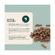 Braune Haustier-Kibble-Pellets mit einer beige Info-Karte, auf der auf Deutsch ‚Lachs & Kartoffel‘ und ‚15% frischer Lachs‘ steht