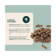 Braune Haustier-Kibble-Pellets mit einer beige Info-Karte, auf der auf Deutsch ‚Lachs & Kartoffel‘ und ‚15% frischer Lachs‘ steht