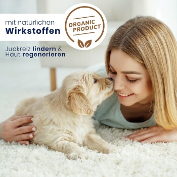 Ein Hund auf einem Teppich wird gestreichelt, mit Pawlie's Sensitive Shampoo und Juckreiz Spray, das "Hautpflege+" und "Hautpflege-Set" bewirbt.