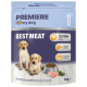 Premiere I love my dog Junior Best Meat puppyvoer met 43% gevogelte, twee Labrador puppy's, een bakje brokjes en stukjes vlees op een houten vloer.