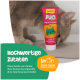 Braune Katze schnüffelt an einer Tube GimCat DUO Paste Multivitamin; Etikett zeigt 'No Added Sugar' und deutschen Text.