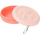 Faltbare rosa Silikon-Reiseschüssel für Haustiere mit Pfoten-Deckel, geöffnet, mit angebrachtem Metallkarabiner.