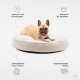 Beige orthopädisches Hundebett mit einem weichen Bezug und einem ruhenden Hund. Merkmale: EU-gefertigt, waschbar bei 30°, orthopädischer Schaum und plüschiger Bezug.