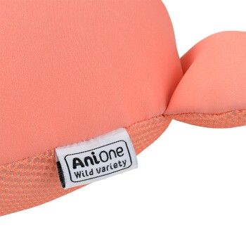 Nahaufnahme eines orangefarbenen Haustierspielzeugs mit Netzboden und einem weißen Etikett mit der Aufschrift 'AniOne Wild variety'.