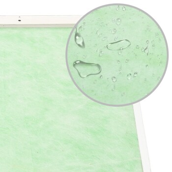 Nahaufnahme eines grünen Haustier-Trainingspads mit Wassertropfen, das seine saugfähige Oberfläche und Textur zeigt.