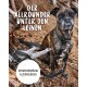 Ein gestromter Hund in einem Geschirr sitzt auf dem Boden mit Zweigen und Tannenzapfen. Text: "DER ALLROUNDER UNTER DEN LEINEN" und "STRAPAZIERFÄHIG & ZUVERLÄSSIG."