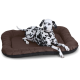 Ein Dalmatiner liegt bequem auf einem plüschigen, braunen Hundebett mit schwarzem Rand und zeigt seine charakteristischen schwarzen Flecken.
