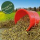 Roter Eimer, der Pferdefutter auf Stroh verschüttet, mit einem grünen runden Etikett, das 'Energie für Pferde' auf einem sonnigen Feldhintergrund liest.