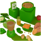 Ein grünes Setup mit einem Smoothie-Mixer, Hundefutter, frischem Gemüse und einer Box beschriftet mit "FRED" und "Gemüse."