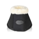 Schwarzer Pferdestiefel mit einer weichen weißen Fleece-Innenseite, mit einem geprägten 'Equinate'-Logo an der Seite.