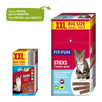 Zwei Leckerli-Boxen für Haustiere: eine kleinere mit der Aufschrift "XXL BIG SIZE SMALL PRICE Fit+Fun Sticks" mit einer Katze und eine größere Box mit "50 Sticks, 4 Sorten."