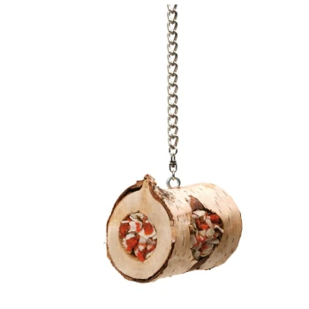 Holz-Kauspielzeug für Haustiere, mit einem hohlen Zentrum, das mit bunten Leckereien gefüllt ist, aufgehängt an einer Metallkette.