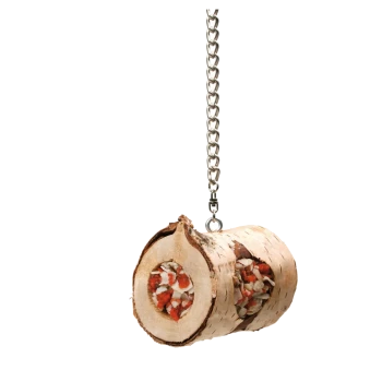 Holz-Kauspielzeug für Haustiere, mit einem hohlen Zentrum, das mit bunten Leckereien gefüllt ist, aufgehängt an einer Metallkette.
