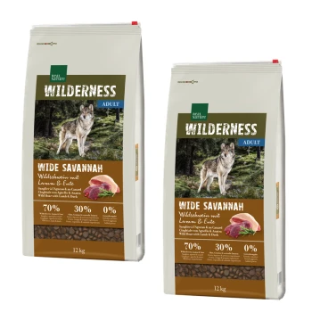 Zwei Säcke Hundefutter mit der Aufschrift "Wilderness Adult Wide Savannah", featuring einem Wolf und Bildern von Fleisch, mit 70% Wildschwein, 30% Lamm & Ente und 0% Getreide.
