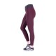 Bordeauxfarbene Sportleggings mit einem schwarzen Bund und Netzdetails an der Seite, kombiniert mit schwarz-weißen Turnschuhen.