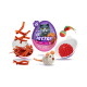 Lila eiförmiges 'Joy & Toy!'-Katzen-Snack- und Spielzeugpaket mit Katzenabbild, Duck Soft Bites, rotem stacheligem Ball, Federball, Seilmaus und Snackstreifen.