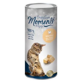Crispy Snack Moments für Katzen, mit einer getigerten Katze, die nach Hähnchenbrust-Leckerlis greift, beschriftet mit 100% reinem Filet.