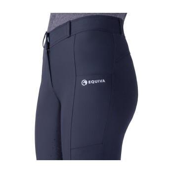 Nahaufnahme von marineblauen Reitleggings mit dem "Equiva"-Logo auf dem Oberschenkel und einer Reißverschlusstasche.
