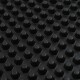 Nahaufnahme einer strukturierten schwarzen Gummimatte mit einem Muster aus erhöhten sechseckigen Noppen, ideal für die Pflege oder Spielbereiche von Haustieren.